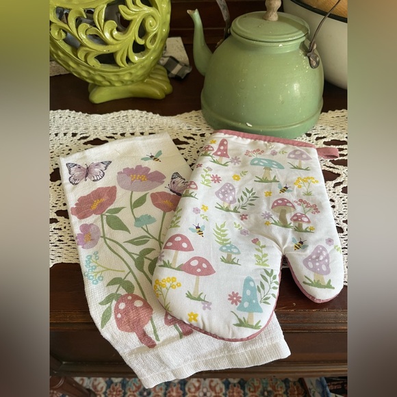 Other - 3/$10 Spring Floral and Mushroom Oven Mitt and Towel Set NEW